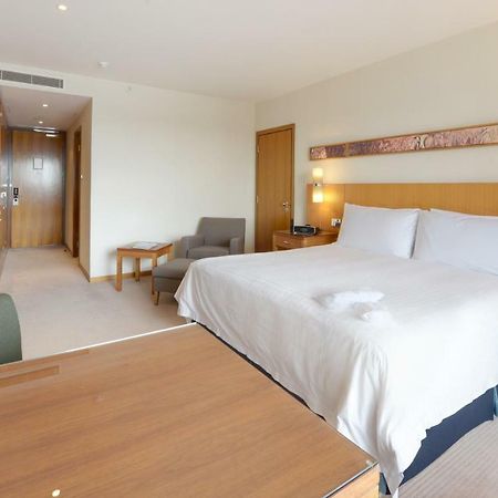 Canary Riverside Plaza Hotel London Luaran gambar A room at the hotel