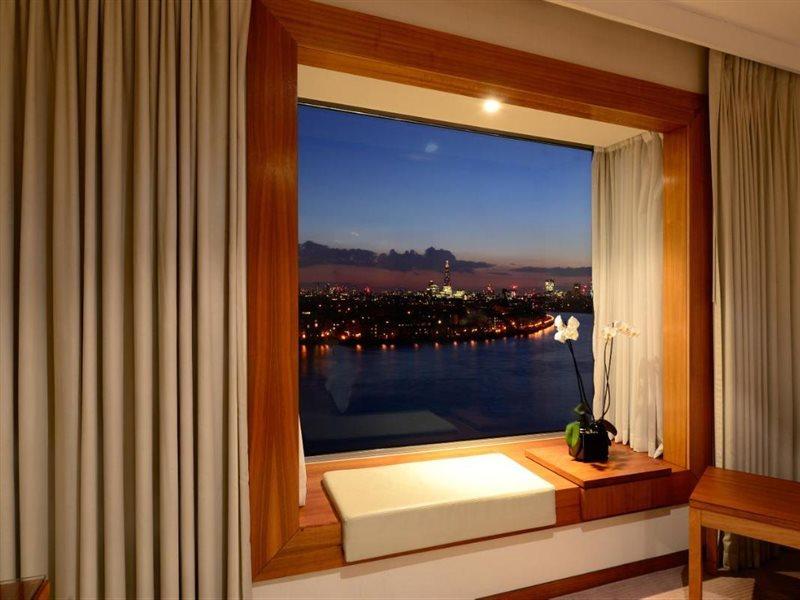 Canary Riverside Plaza Hotel London Luaran gambar View from a room at the Four Seasons Hotel