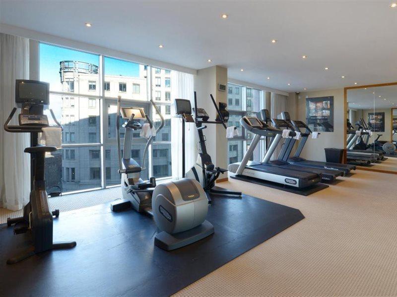 Canary Riverside Plaza Hotel London Luaran gambar The gym at the 100 Queen's Gate
