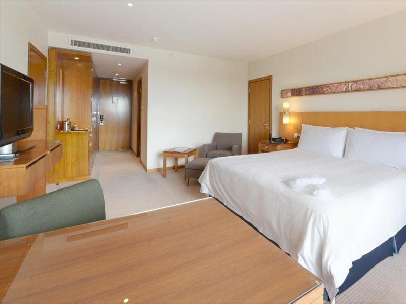 Canary Riverside Plaza Hotel London Luaran gambar A room at the hotel