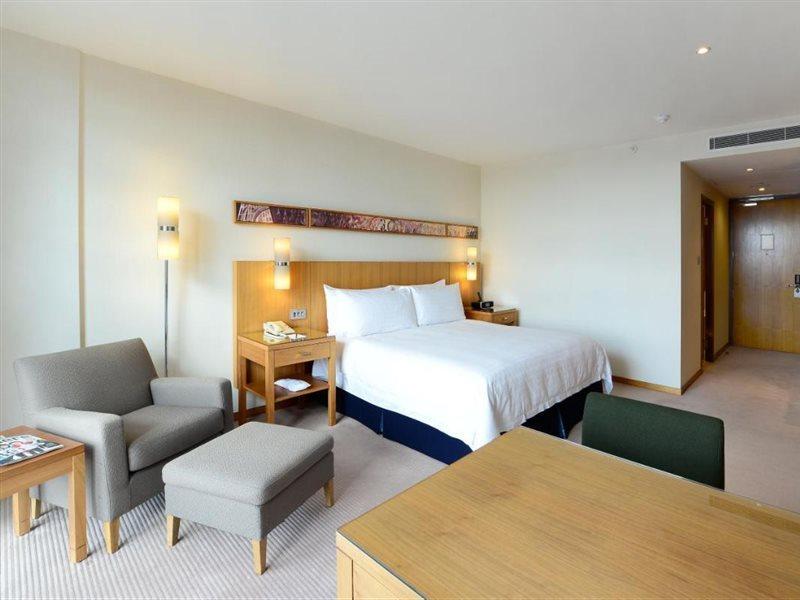 Canary Riverside Plaza Hotel London Luaran gambar A room at the hotel