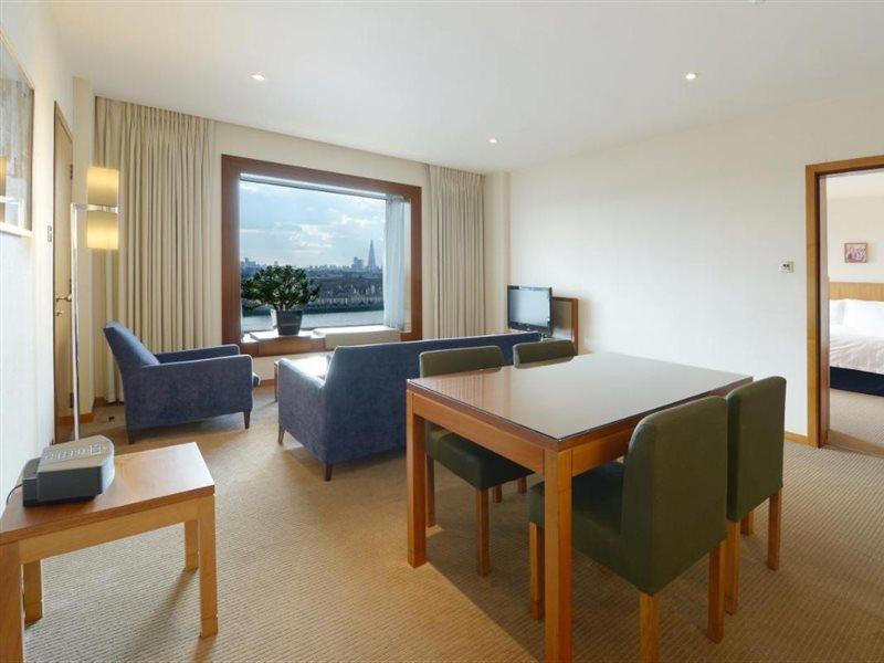Canary Riverside Plaza Hotel London Luaran gambar A suite at the Hilton London Heathrow