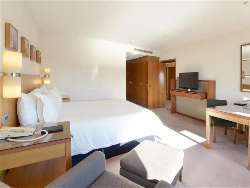 Canary Riverside Plaza Hotel London Luaran gambar A room at the hotel