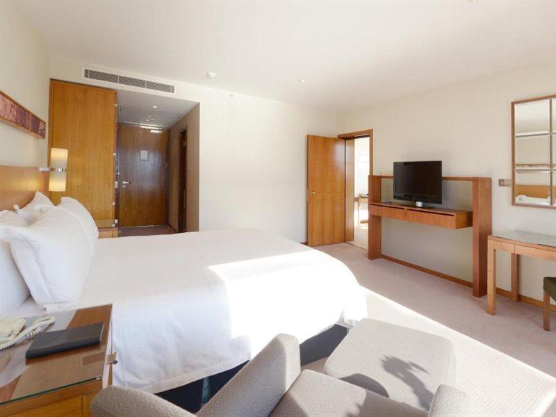 Canary Riverside Plaza Hotel London Luaran gambar A room at the hotel