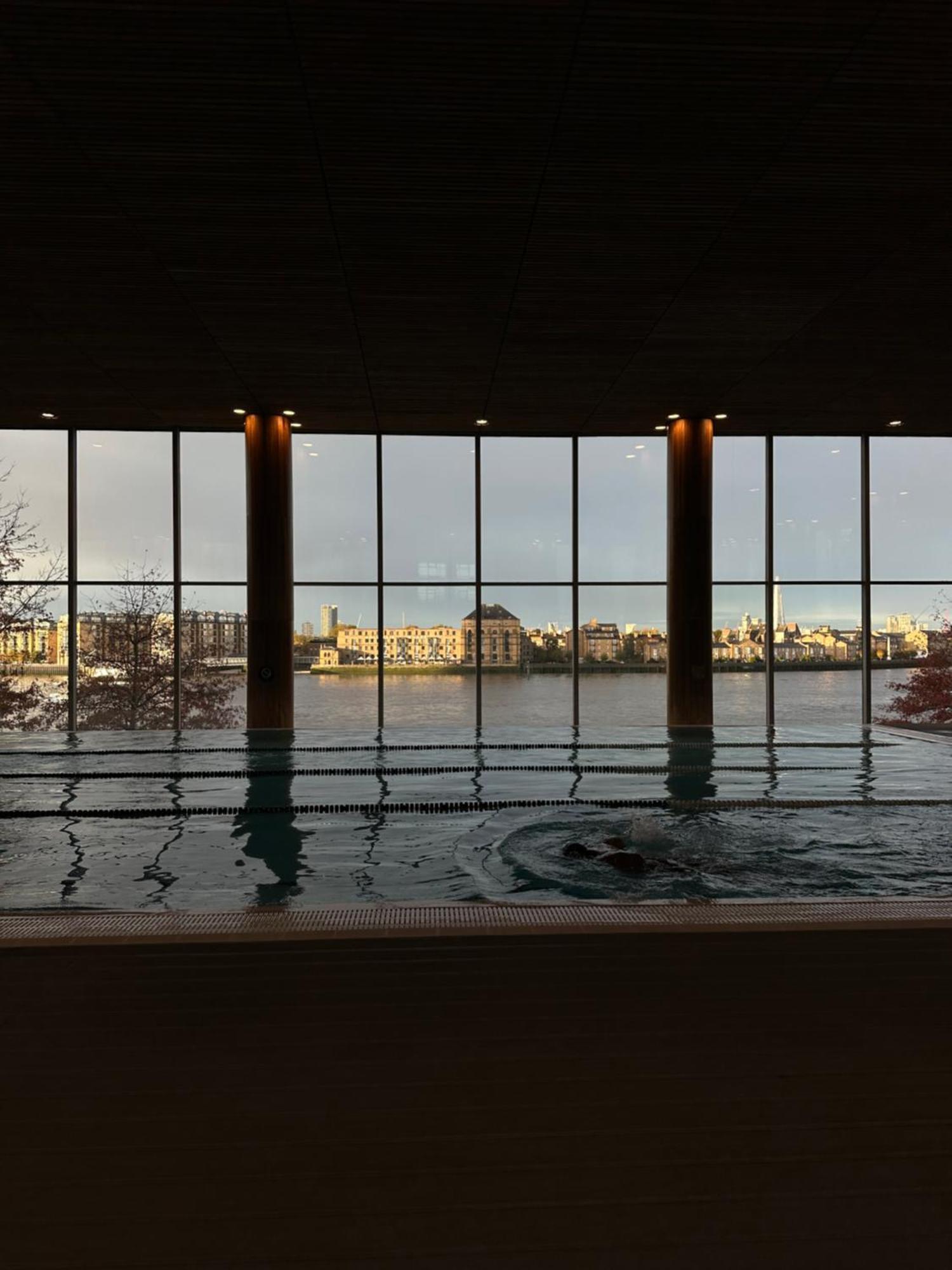 Canary Riverside Plaza Hotel London Luaran gambar View from the pool
