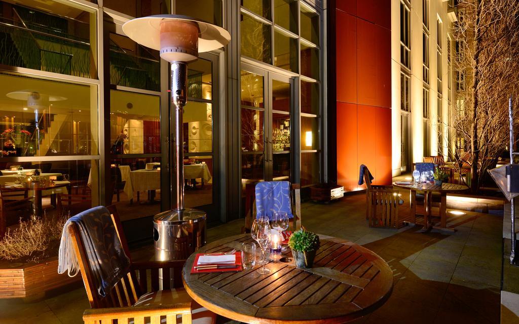 Canary Riverside Plaza Hotel London Luaran gambar Patio at the Four Seasons Hotel