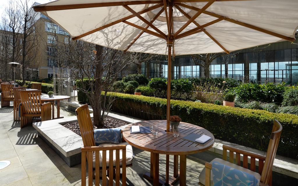 Canary Riverside Plaza Hotel London Luaran gambar The garden at the hotel