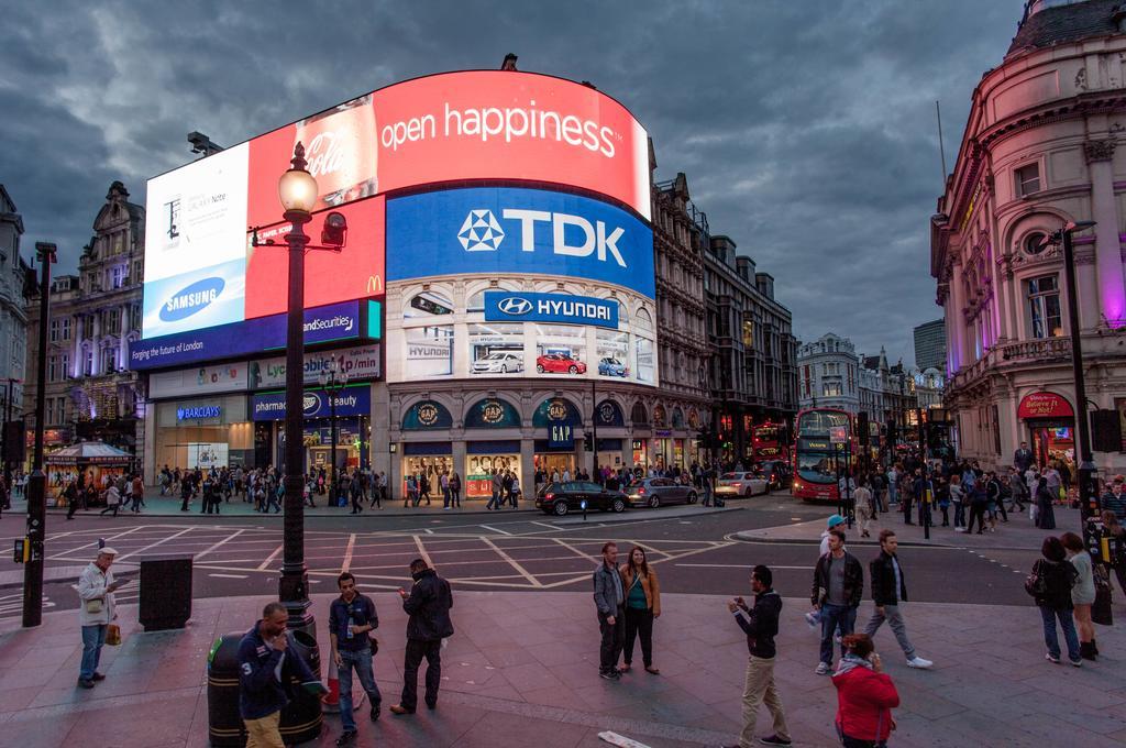 Canary Riverside Plaza Hotel London Luaran gambar Piccadilly Circus