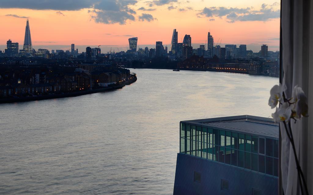 Canary Riverside Plaza Hotel London Luaran gambar View of the East River from a residential building in Long Island City