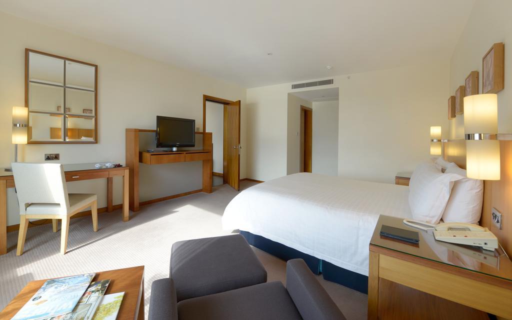 Canary Riverside Plaza Hotel London Luaran gambar A room at the hotel