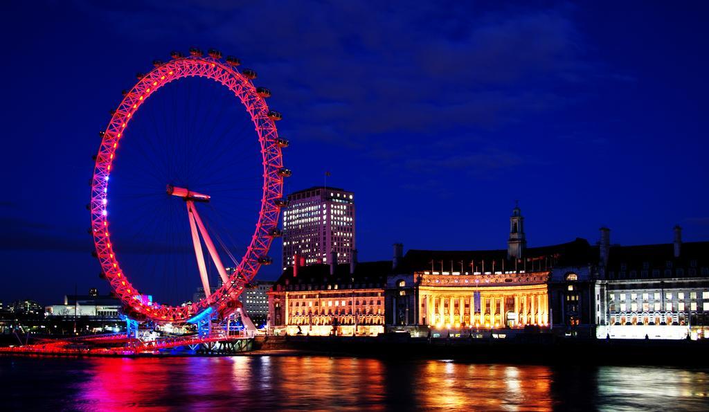 Canary Riverside Plaza Hotel London Luaran gambar The London Eye at night
