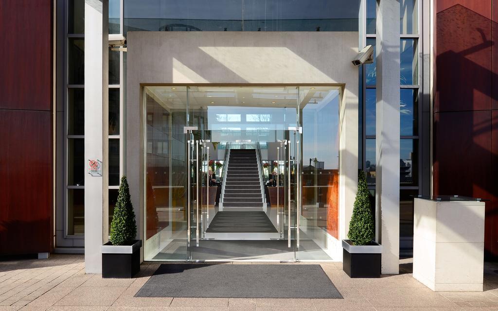 Canary Riverside Plaza Hotel London Luaran gambar Entrance to the hotel