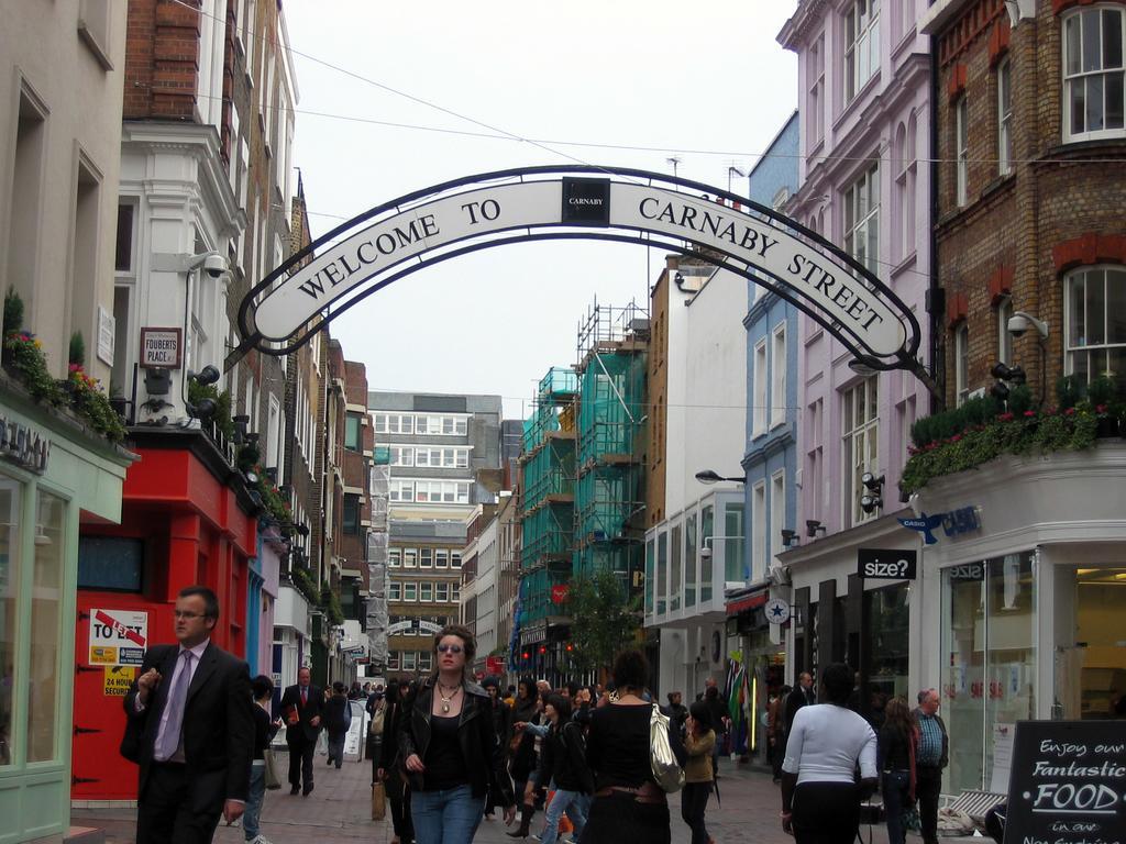Canary Riverside Plaza Hotel London Luaran gambar The entrance to Carnaby Street