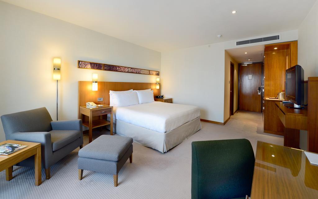 Canary Riverside Plaza Hotel London Luaran gambar A room at the hotel