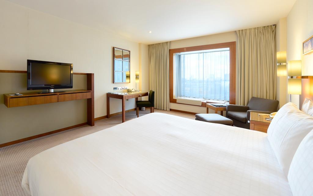 Canary Riverside Plaza Hotel London Luaran gambar A typical room at the hotel