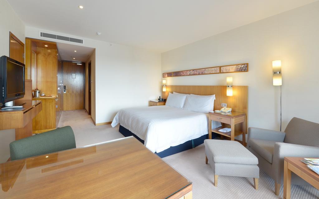 Canary Riverside Plaza Hotel London Luaran gambar A room at the hotel