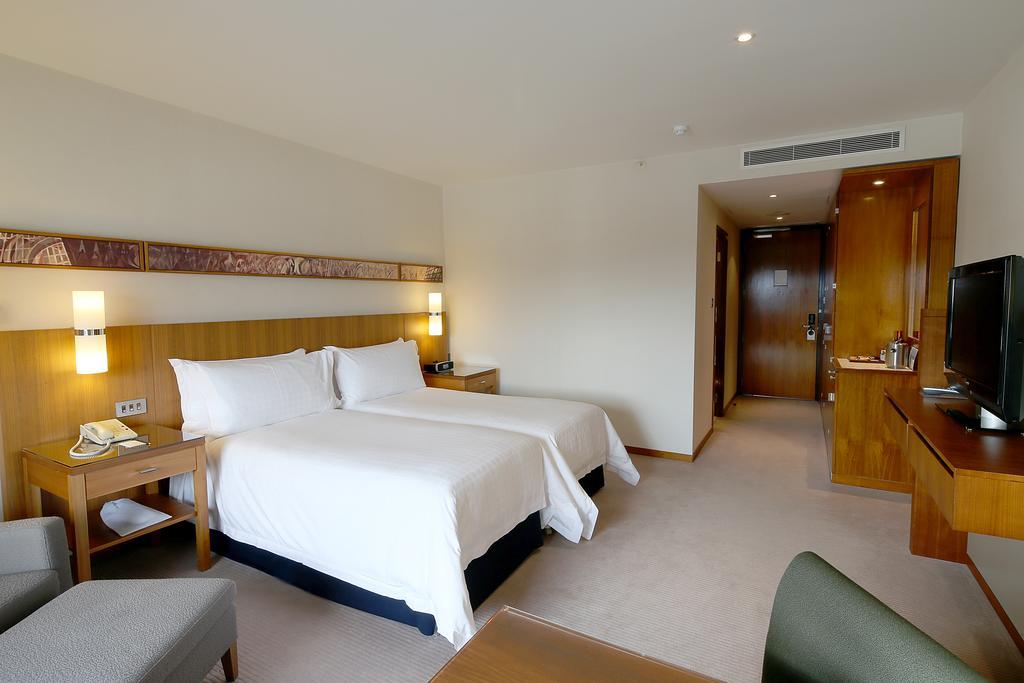 Canary Riverside Plaza Hotel London Luaran gambar A room at the hotel