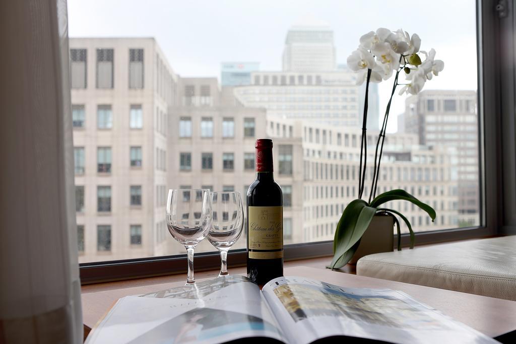 Canary Riverside Plaza Hotel London Luaran gambar A view from a suite at the Mandarin Oriental, New York