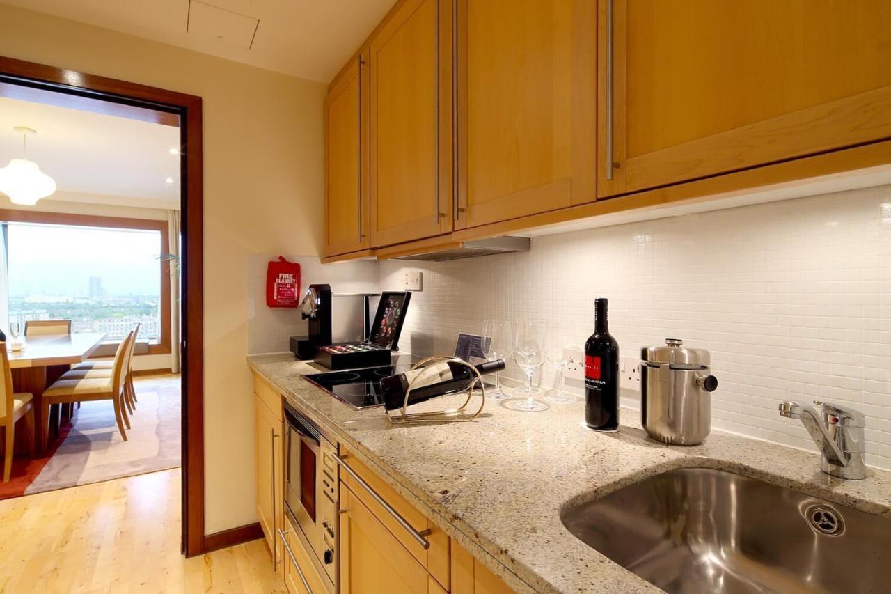Canary Riverside Plaza Hotel London Luaran gambar A typical kitchen
