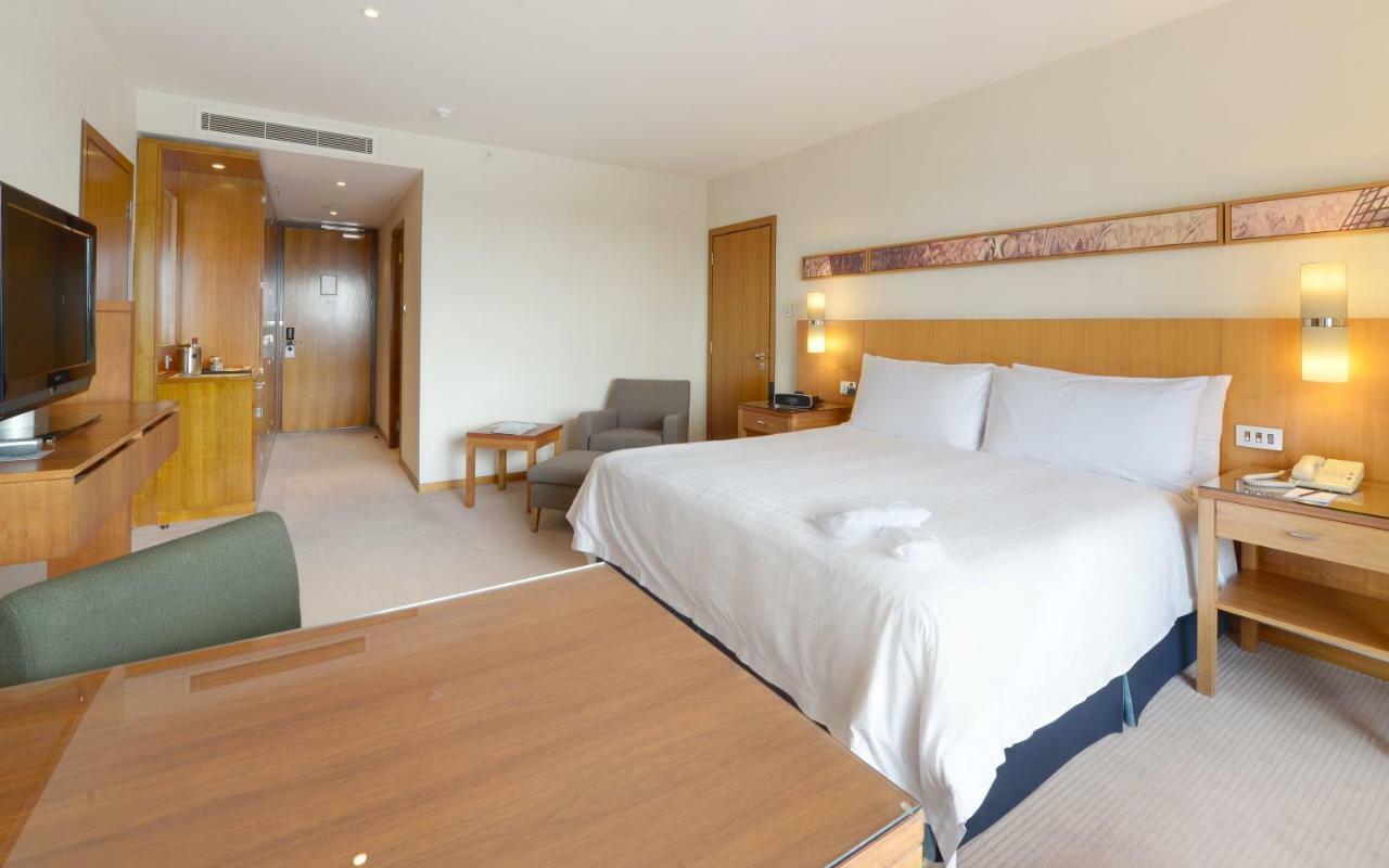 Canary Riverside Plaza Hotel London Luaran gambar A room at the hotel